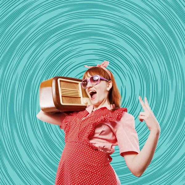 Mulher Estilo Retro Engraçado Carregando Rádio Vintage Seu Ombro Ouvir — Fotografia de Stock
