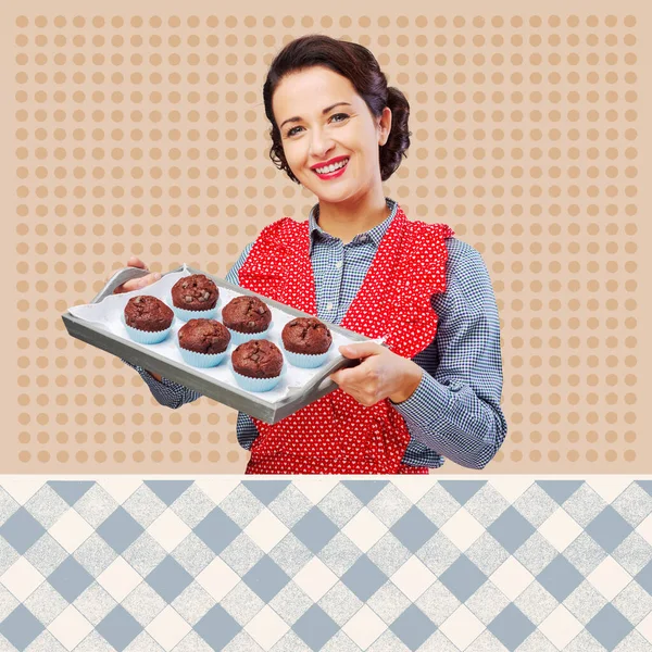 Улыбающаяся Винтажная Женщина Фартуке Подающая Домашние Шоколадные Кексы Подносе — стоковое фото