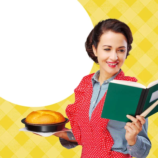 Lächelnde Retro Hausfrau Mit Kochbuch Und Backform Und Selbstgebackenem Kuchen — Stockfoto