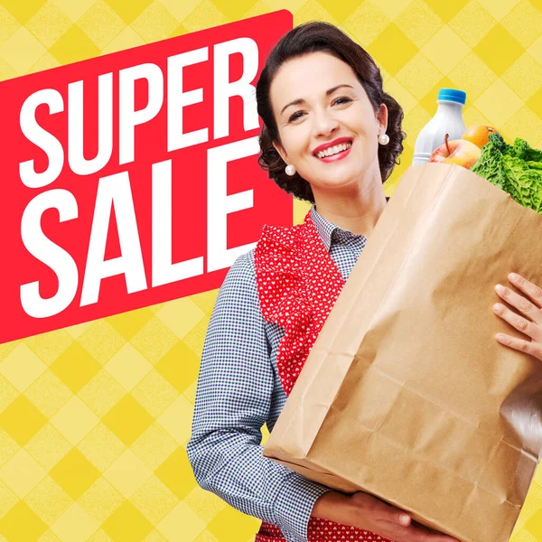 Glimlachend Vintage Vrouw Schort Houden Van Een Shopping Grocery Bag — Stockfoto
