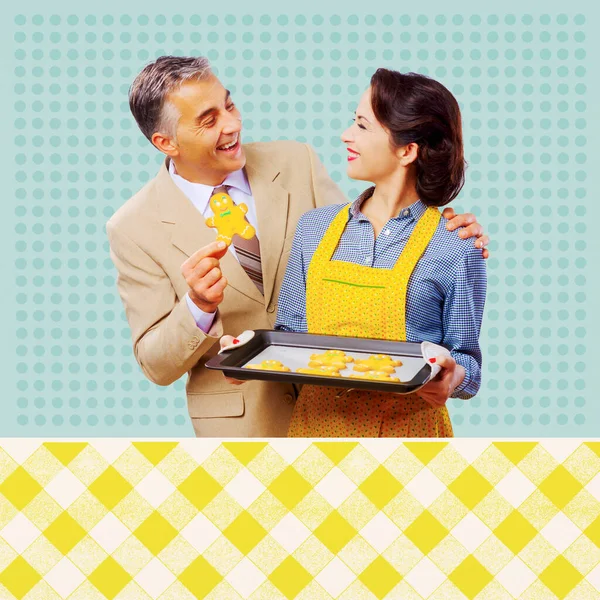 Vintage Frau Serviert Ihrem Lächelnden Mann Selbstgebackene Lebkuchen — Stockfoto