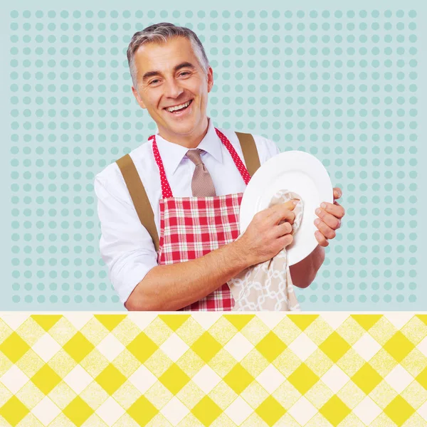 Vintage Sorrindo Homem Avental Fazendo Tarefas Domésticas Limpeza Pratos — Fotografia de Stock