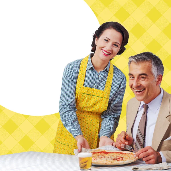 Szczęśliwa Para Rocznika Obiad Ona Jest Serwująca Pizzę Męża — Zdjęcie stockowe