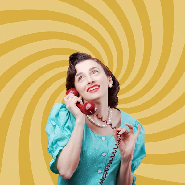 Mujer Estilo Vintage Sosteniendo Receptor Teniendo Una Llamada Telefónica Ella — Foto de Stock