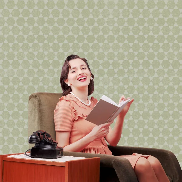 Жінка Стилі Ретро Сидячи Кріслі Читаючи Книгу Вона Щаслива Посміхається — стокове фото
