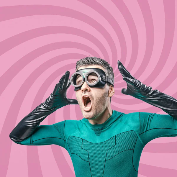 Cool Erschrockener Superheld Schreit Laut Mit Erhobenen Armen — Stockfoto