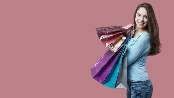 Fröhlich Lächelnde Frau Beim Einkaufen Mit Vielen Bunten Taschen — Stockfoto