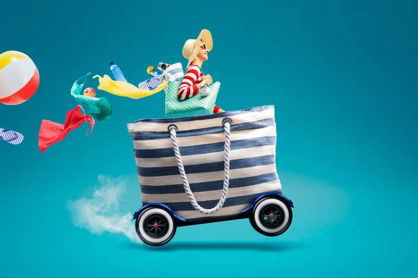 幸せな女性は車輪と速いバッグに乗って ビーチ 夏休みや旅行のコンセプト コピースペースに行く — ストック写真