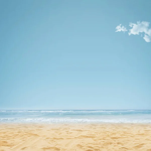 Όμορφη Παραλία Χρυσή Καθαρή Άμμο Και Κύματα Του Ωκεανού Καλοκαιρινές — Φωτογραφία Αρχείου