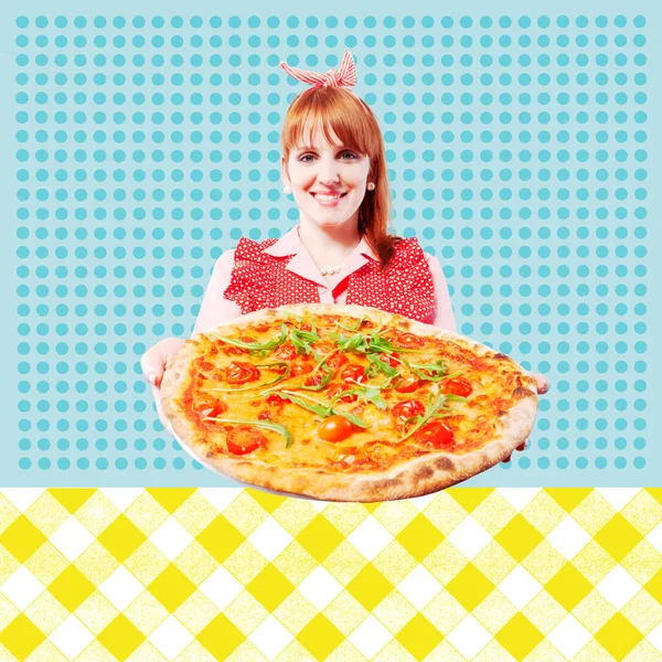 Glückliche Hausfrau Alten Stil Hält Eine Leckere Hausgemachte Pizza — Stockfoto