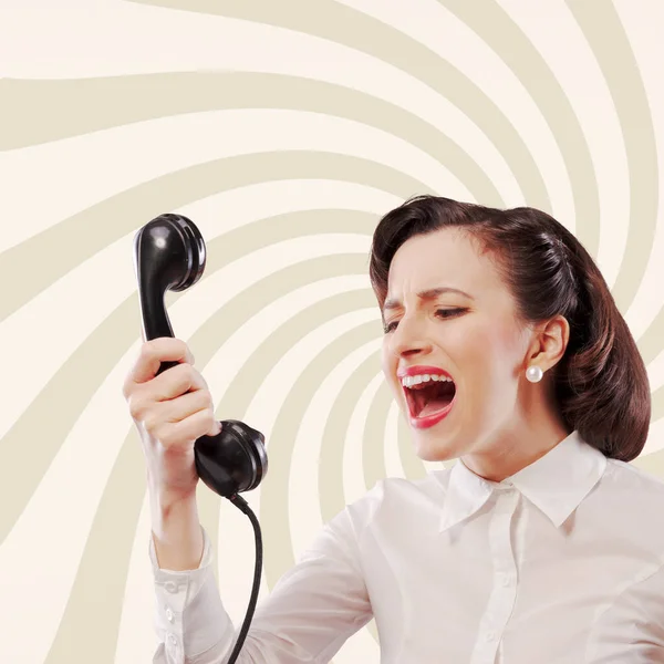 Vzteklý Agresivní Sekretářka Křičí Telefonu Retro Styl — Stock fotografie