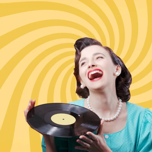 陽気なヴィンテージの女性はレコードを保持し 笑って — ストック写真