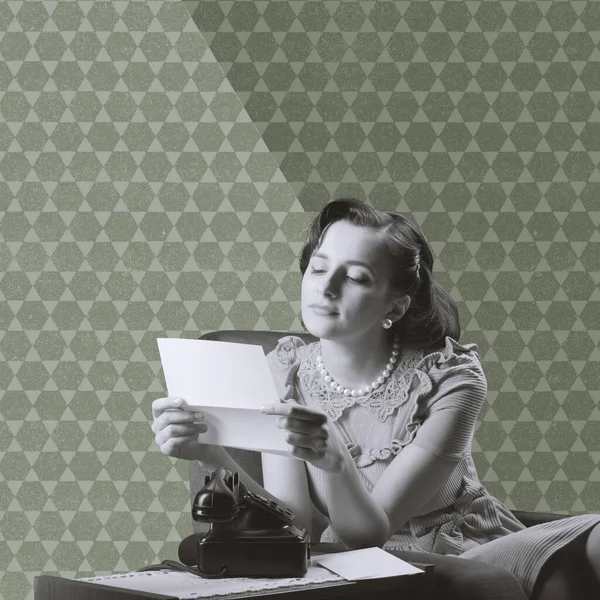Stile Vintage Affascinante Donna Seduta Sulla Poltrona Lettura Una Lettera — Foto Stock