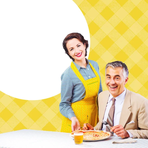 Happy Vintage Pasangan Memiliki Makan Malam Dia Melayani Pizza Untuk — Stok Foto