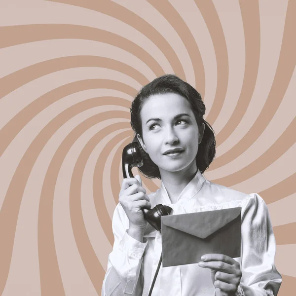 Vintage Secretaresse Aan Telefoon Met Een Gesloten Envelop — Stockfoto
