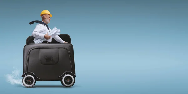 Profesyonel Mimar Tekerlekli Bir Çantayla Şantiyeye Ulaşıyor — Stok fotoğraf