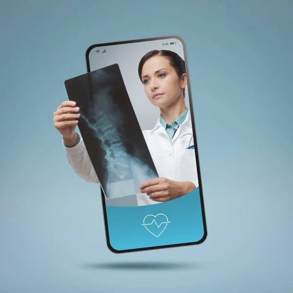 Онлайн Видеосвязь Врача Экране Смартфона Профессиональное Медицинское Обслуживание Онлайн Телездравоохранение — стоковое фото