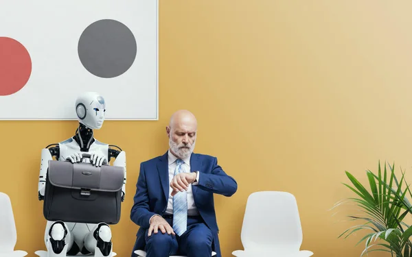 Человек Робот Ожидании Собеседования Приеме Работу Против Человеческой Конкуренции — стоковое фото