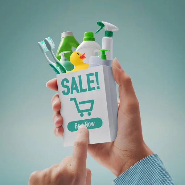 Klant Houdt Een Miniatuur Boodschappentas Vast Bestelt Detergenten Online Drukt — Stockfoto