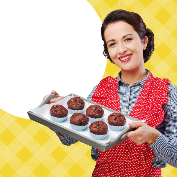 Glimlachend Vintage Vrouw Schort Serveert Zelfgemaakte Chocolade Muffins Een Dienblad — Stockfoto