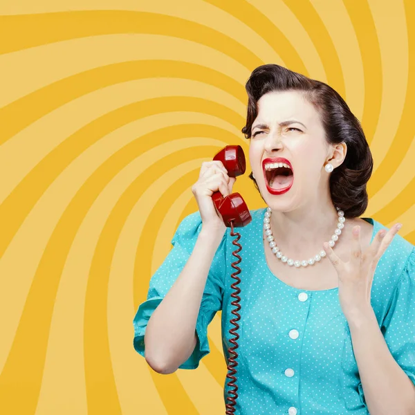 Zła Zestresowana Kobieta Odbiera Telefon Krzyczy Słuchawkę — Zdjęcie stockowe