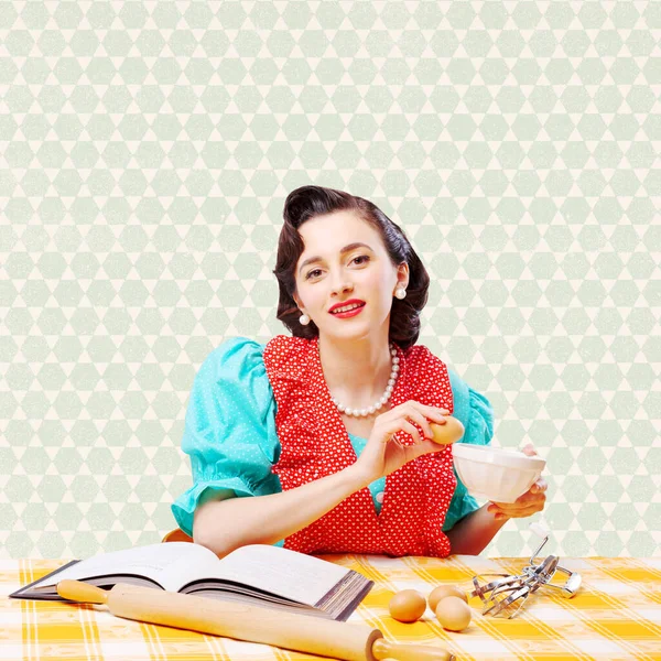 Mooie Vintage Stijl Huisvrouw Het Bereiden Van Een Dessert Thuis — Stockfoto
