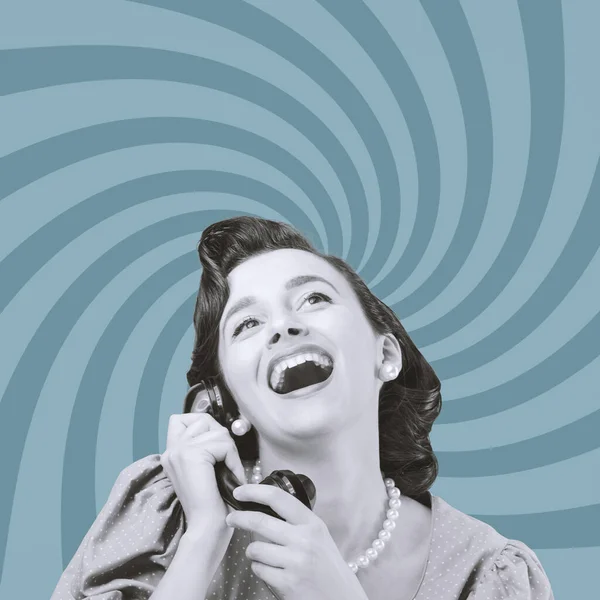 Χαρούμενη Vintage Στυλ Κομψή Γυναίκα Έχοντας Ένα Συναρπαστικό Τηλεφώνημα Και — Φωτογραφία Αρχείου