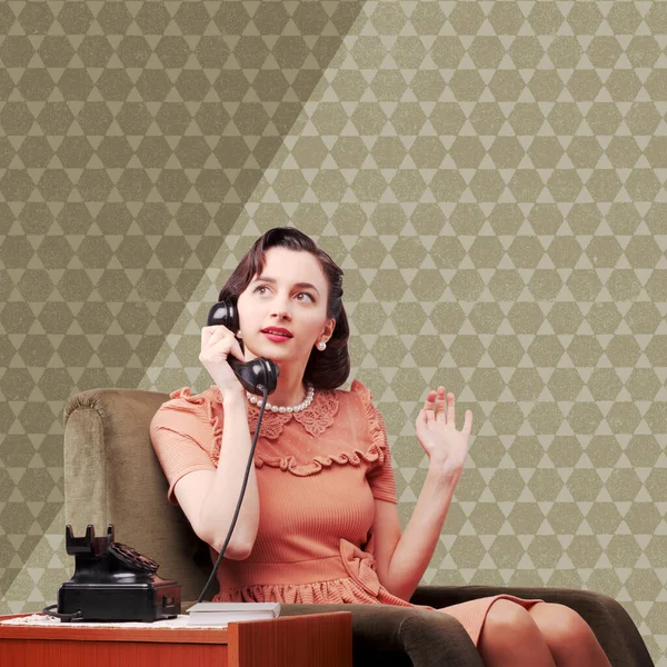Женщина Винтажном Стиле Сидит Кресле Сплетничает Телефону — стоковое фото
