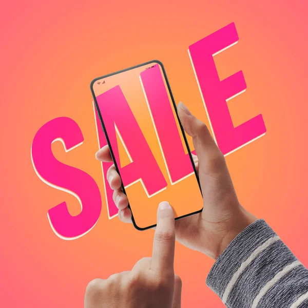 Γυναίκα Κάνει Online Ψώνια Στο Smartphone Της Την Πώληση Και — Φωτογραφία Αρχείου