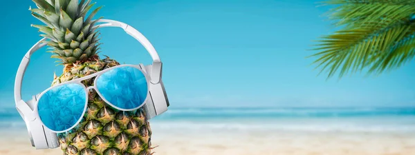 Funny Piña Con Auriculares Gafas Sol Playa Tropical Vacaciones Verano —  Fotos de Stock