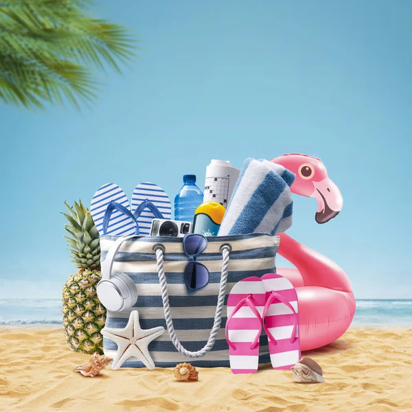 Strandtas Met Accessoires Leuke Opblaasbare Flamingo Een Tropisch Strand Zomervakantie — Stockfoto