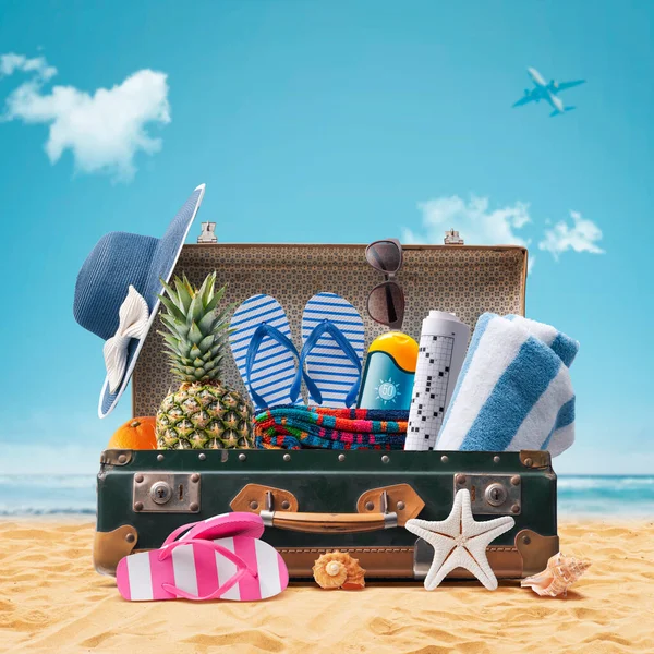 Vintage Suitcase Colorful Summer Accessories Tropical Beach Summer Vacations Concept — ストック写真