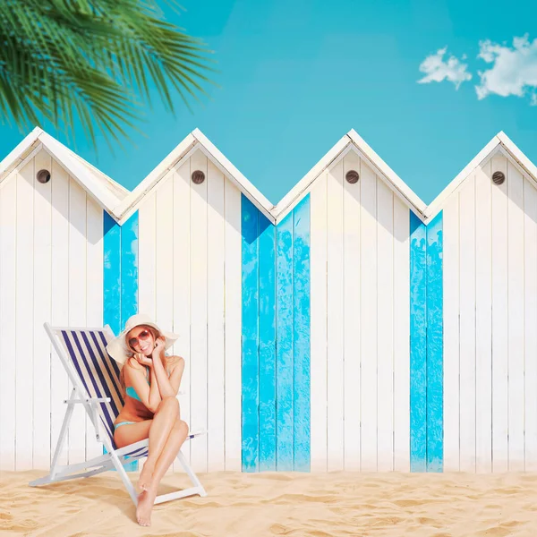 Mutlu Kadın Arka Planda Şezlongda Dinleniyor Plaj Kulübeleri Yaz Tatilleri — Stok fotoğraf
