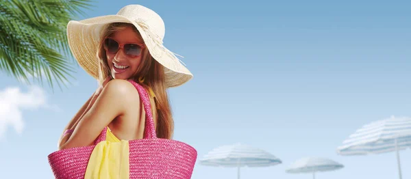 Beautiful Smiling Young Woman Beach Resort She Carrying Beach Bag — Zdjęcie stockowe