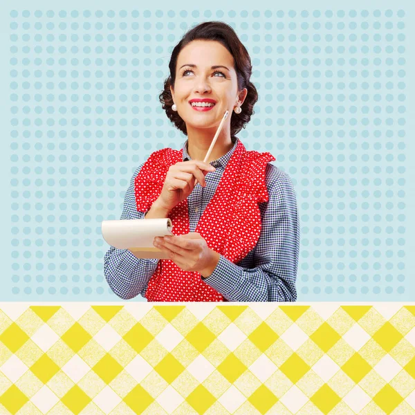Attraktive Lächelnde Hausfrau Denkt Nach Und Schreibt Eine Einkaufsliste Auf — Stockfoto