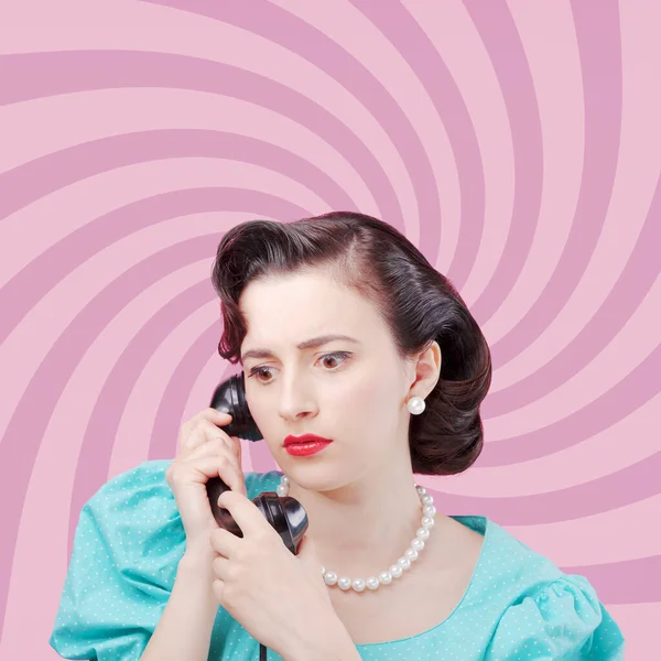 Bezorgde Vrouw Aan Telefoon Krijgt Slecht Nieuws Vintage Stijl — Stockfoto