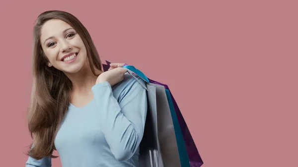Glücklich Lächelnde Frau Beim Einkaufen Mit Vielen Bunten Taschen — Stockfoto