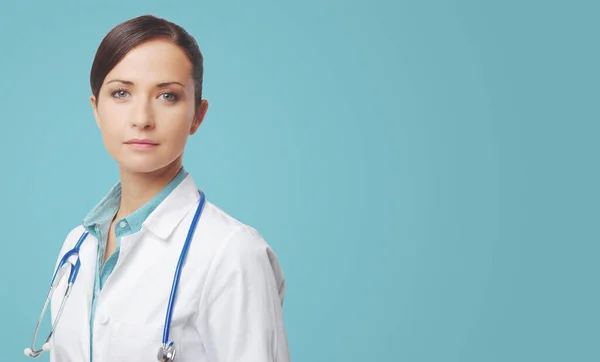 Fiducioso Sorridente Medico Femminile Posa Con Camice Laboratorio Stetoscopio — Foto Stock