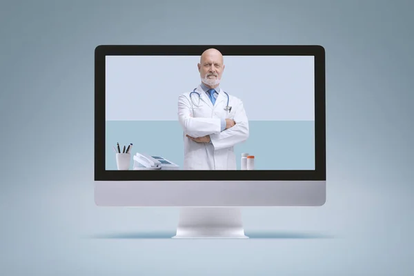 コンピュータ画面上のプロの医師 オンライン医師と遠隔医療の概念 — ストック写真