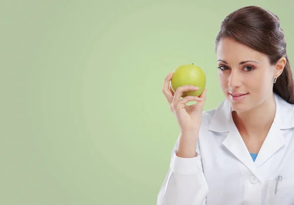 Επαγγελματική Γυναίκα Διατροφολόγος Κρατώντας Ένα Πράσινο Μήλο Και Χαμογελώντας Δίαιτα — Φωτογραφία Αρχείου