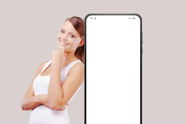 Sorrindo Jovem Mulher Encostada Grande Smartphone Com Tela Branco — Fotografia de Stock