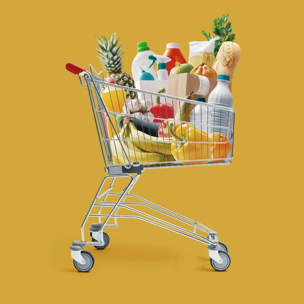 生鮮食品や家庭用品でいっぱいのショッピングカート 食料品のショッピングコンセプト — ストック写真