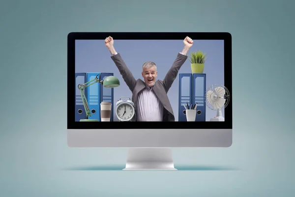 Boldog Üzletember Íróasztalnál Ünnepel Felemelt Karokkal Számítógép Képernyőjén Sikeres Üzleti — Stock Fotó