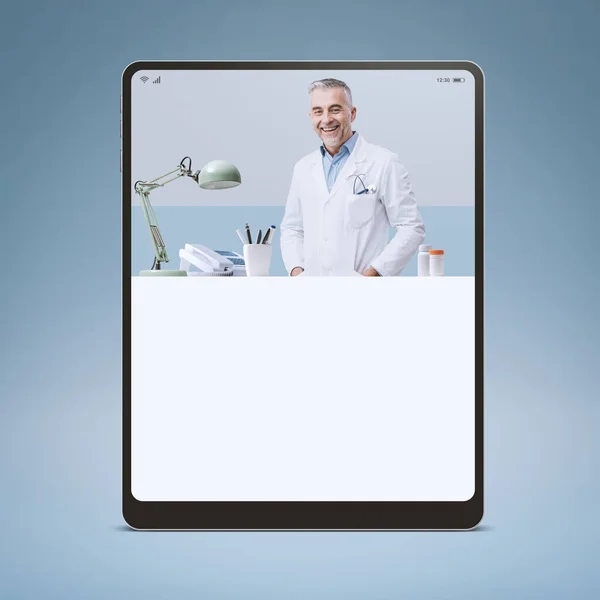 Profesjonalny Lekarz Cyfrowym Ekranie Tabletu Aplikacja Usług Medycznych Online Koncepcja — Zdjęcie stockowe