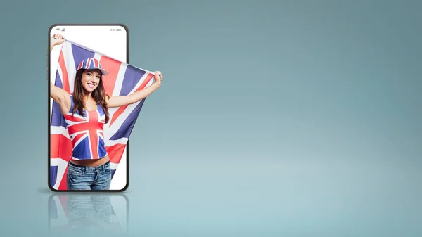 Vrolijk Schattig Brits Meisje Met Een Vlag Een Smartphone Videocall — Stockfoto