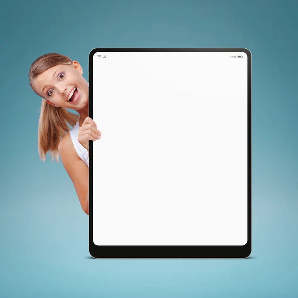 快乐的年轻女性展示着空白的数码平板电脑 微笑着 — 图库照片