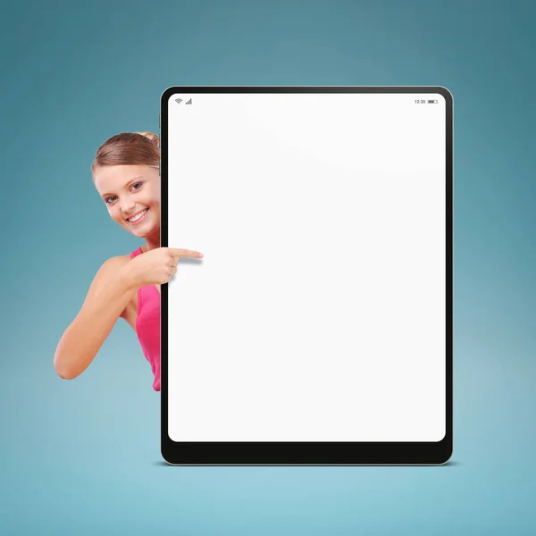 Gelukkig Jonge Vrouw Tonen Een Blanco Digitale Tablet Wijzen Naar — Stockfoto