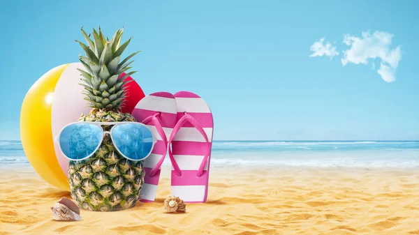 Güneş Gözlüklü Komik Ananas Plajda Güneşleniyor Yaz Tatilleri Konsepti Fotokopi — Stok fotoğraf