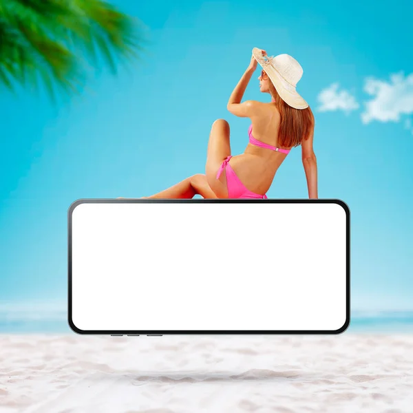 Giovane Bella Donna Sdraiata Grande Smartphone Con Schermo Bianco Spiaggia — Foto Stock