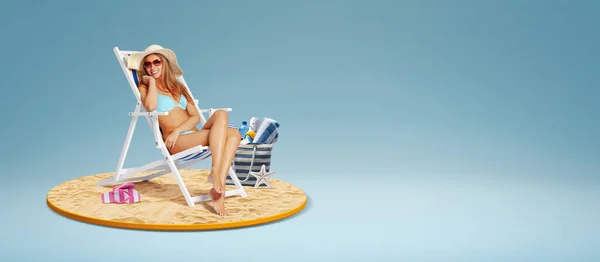 Donna Attraente Seduta Una Sdraio Sulla Spiaggia Prendere Sole Concetto — Foto Stock
